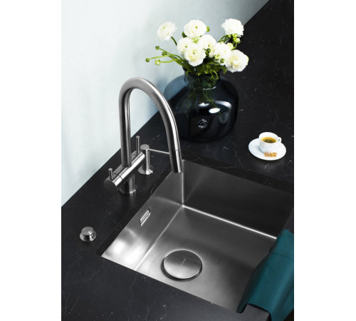 Смеситель для кухни Omoikiri Akita-S-BN (4994302) с выдвижным изливом и подключением к фильтру воды