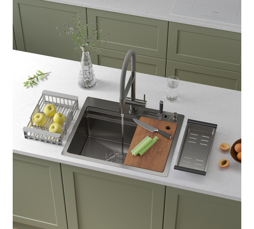 Кухонная мойка Roxen Stage 560250-60 в комплекте с держателем для ножей, двумя коландерами, разделочной доской и дозатором сатин Кухонная мойка Roxen Stage 560250-60 в комплекте с держателем для ножей, двумя коландерами, разделочной доской и дозатором сатин