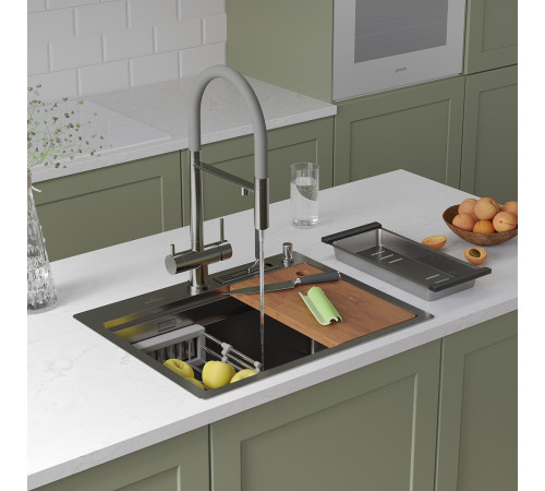 Кухонная мойка Roxen Stage 560250-60 в комплекте с держателем для ножей, двумя коландерами, разделочной доской и дозатором сатин Кухонная мойка Roxen Stage 560250-60 в комплекте с держателем для ножей, двумя коландерами, разделочной доской и дозатором сатин